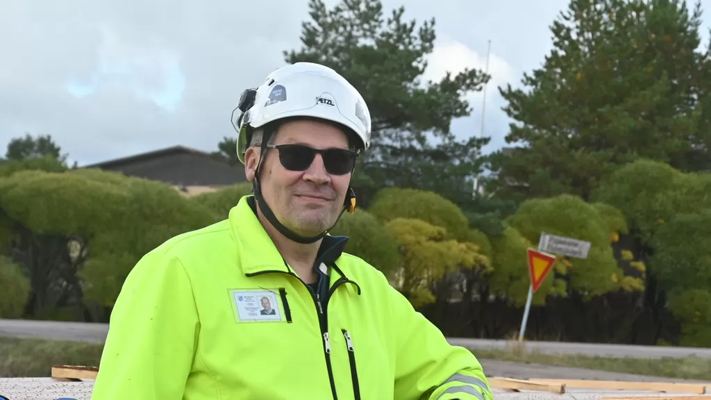 Timo Krigsmanin mukaan tieremontti on nopeasti valmis, kunhan koneet saadaan Pukkilaan. Kuva otettu Myrskylässä.