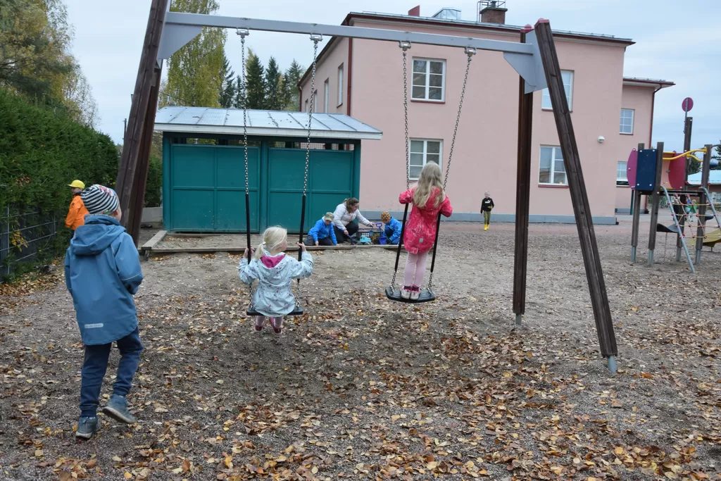 Jokivarren koulun leikkivälineiden uusimisessa on kuunneltu myös lapsia.