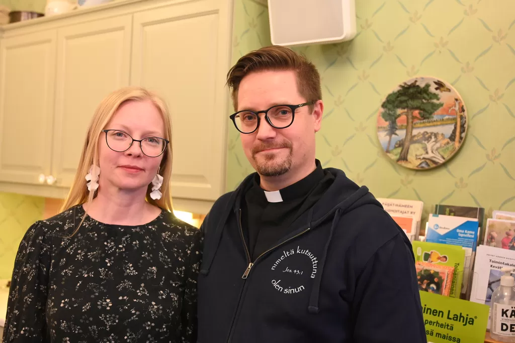 Suvi ja Tuomas Niskanen huhtikuun vaalitilaisuudessa Anninkammarilla.