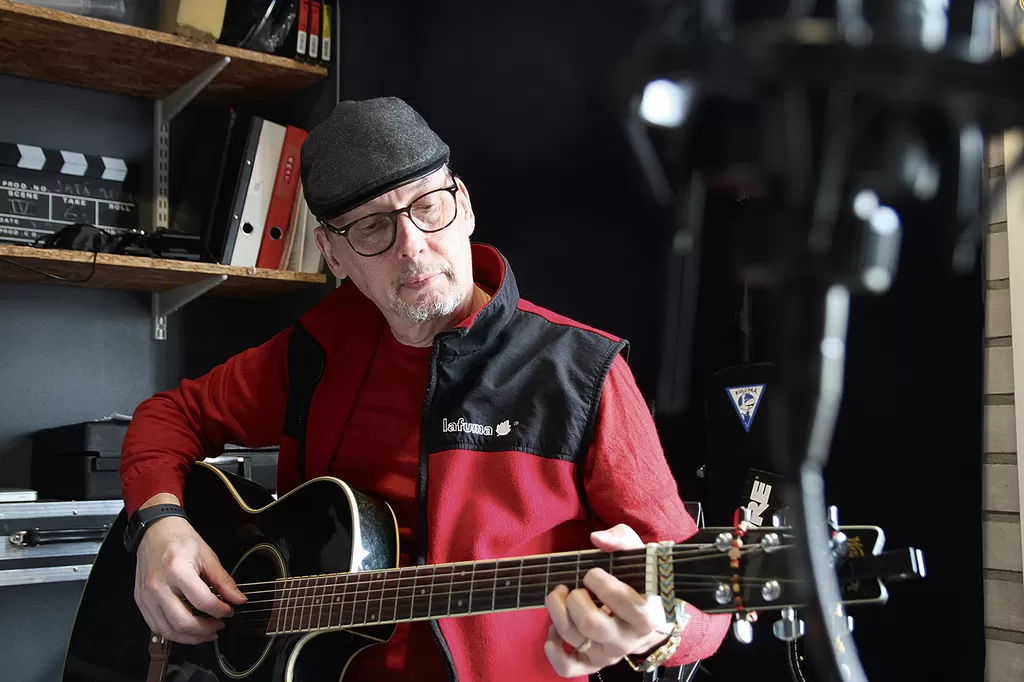 Ari Jalokinos laulaa ja soittaa itse demoille. Hän voi myös kutsua tuttavapiiriä musisoimaan.