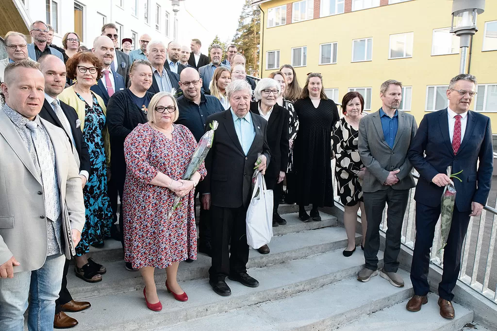 Kaupunginvaltuusto ryhmittäytyi viimeisen kokouksensa jälkeen yhteiskuvaan.