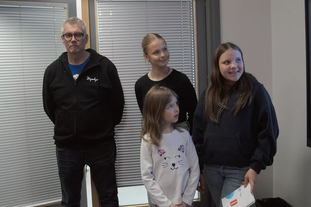 Erityisopettaja Tero Ylevä (vas.), Ella Kauppinen, Alina Suna (etualalla) ja Katriina Salminen esittelivät vierailleen lukuvuosivideon.