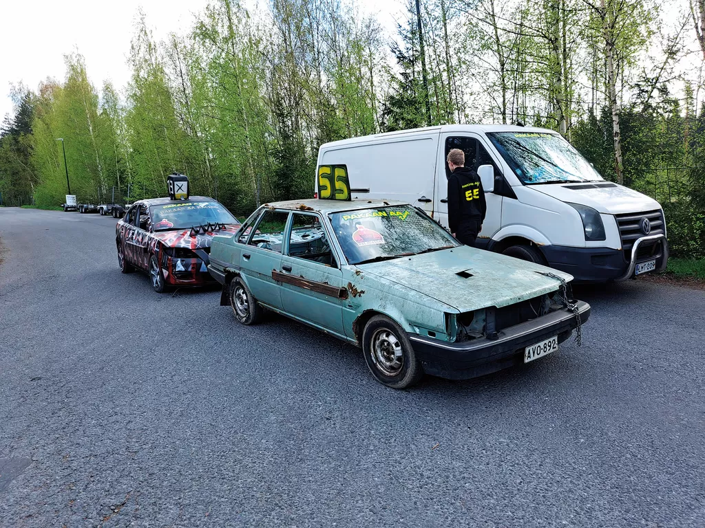 Tällaisilla menopeleillä Kylliäisten pojat kilpailivat Lempäälän romurallissa.