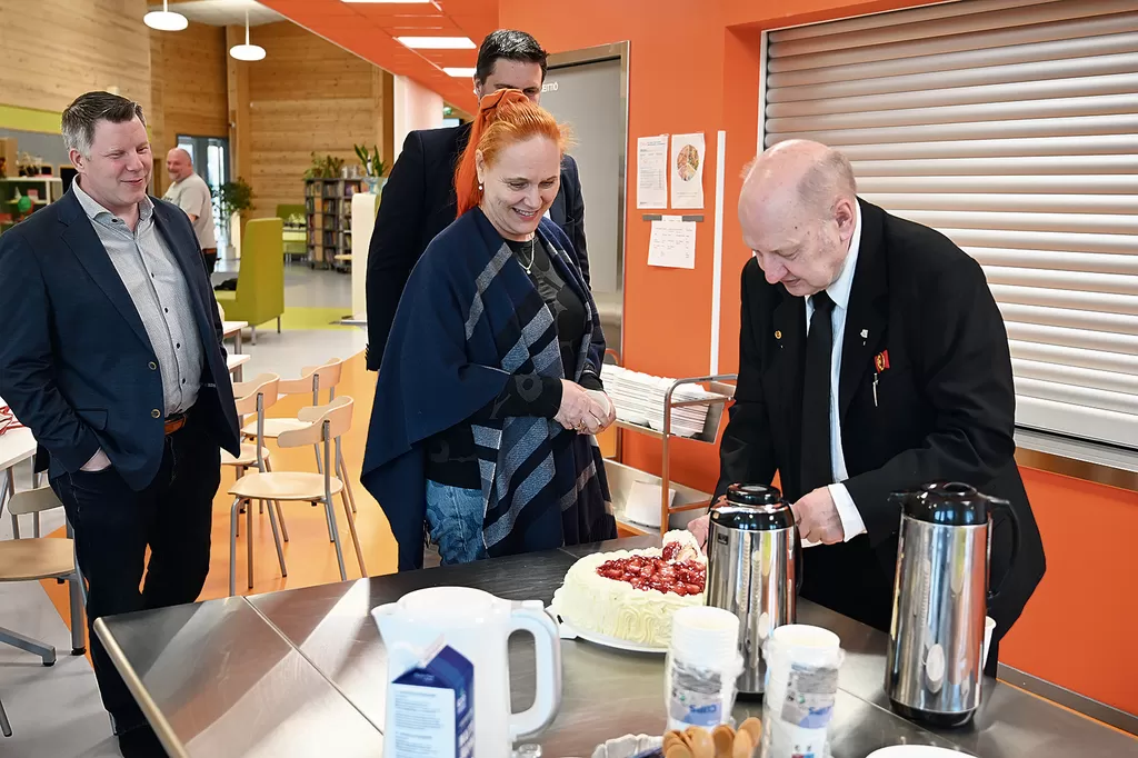 Myrskylässä valtuustokauden viimeinen kokous päätettiin kakkukahveihin. Kakun aloitti valtuustossa kahdeksan kautta istunut, ensi kaudella pois jäävä rkp:n Sten Lindgren, perässään kokoomuksen Marjut Helske ja Jussi Salminen. Helskeen takana rkp:n Jesse Mårtenson.  
