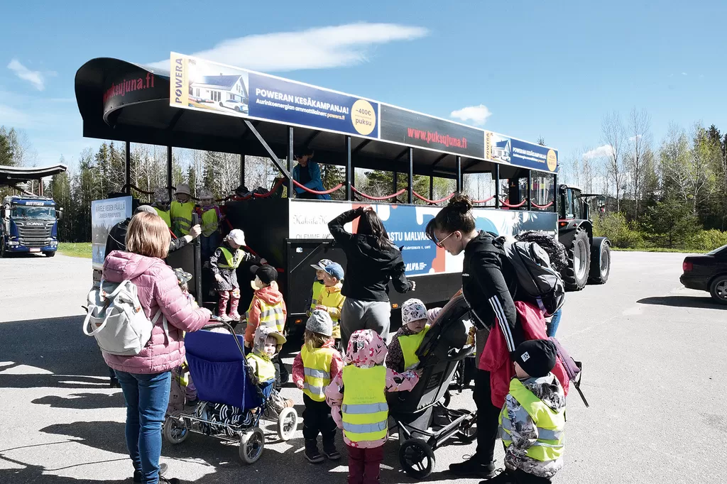 Lintulan päiväkodin lapset olivat ensimmäisiä juuri avatun puiston vierailijoita.