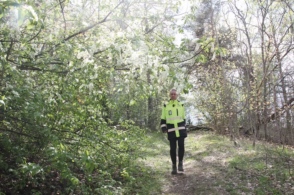 Suunnittelu- ja vihertyönasiantuntija Mari Kauppinen ihastelee Tullinmäen kasvillisuutta, mutta harmittelee vaarallisia roskia.