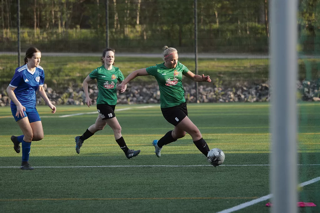 Lydia Rusasen (19) ja Kaisa Vuoren (6) edustama Pedot jätti JäPS/Unitedin telineisiin Orimattilassa torstaina.