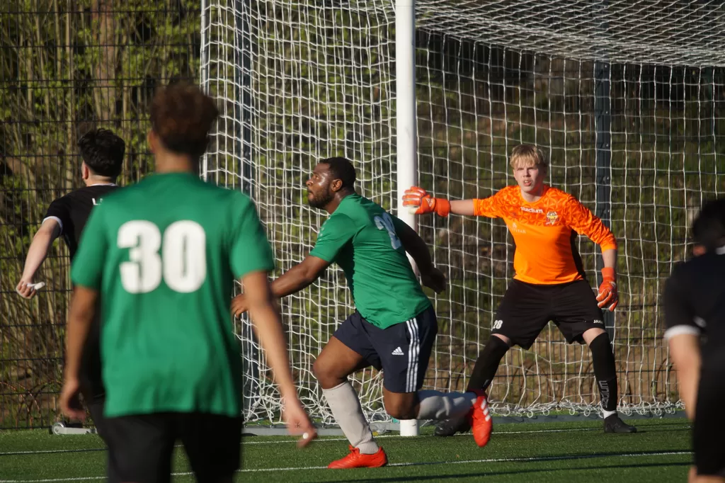 Richard Opoku (keskellä) ja Daniel Matikainen (oranssipaitainen) jäivät joukkuekavereineen pahasti jyrän alle perjantaina. Kuva otettu Orimattilassa pelatusta Flamingo United -pelistä.