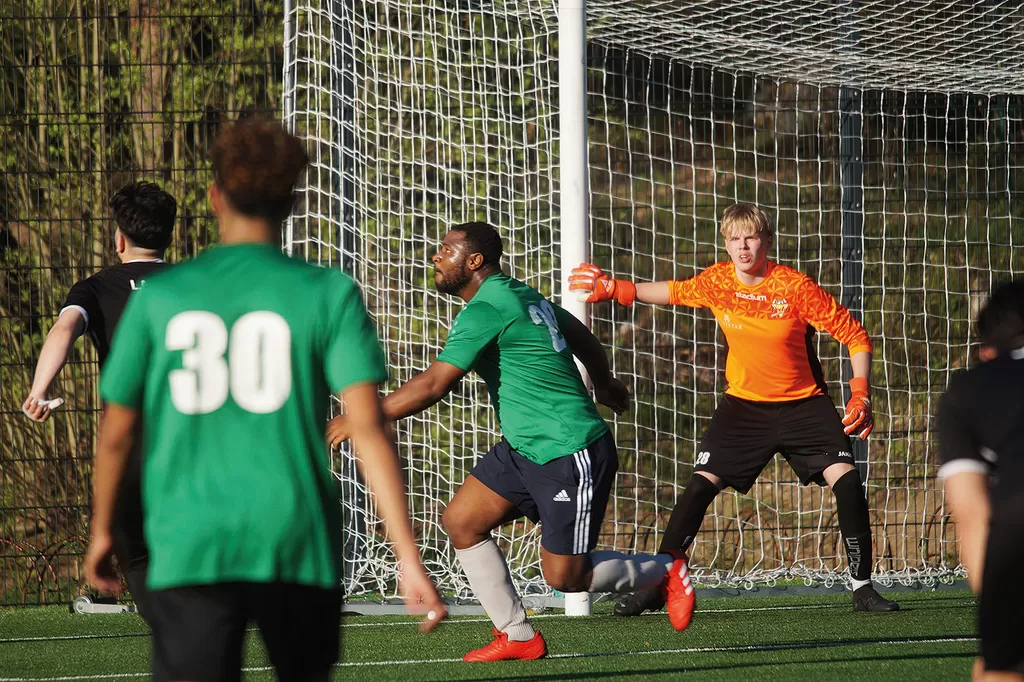 Richard Opoku (keskellä) ja Daniel Matikainen (oranssipaitainen) jäivät joukkuekavereineen pahasti jyrän alle perjantaina. Kuva otettu Orimattilassa pelatusta Flamingo United -pelistä.