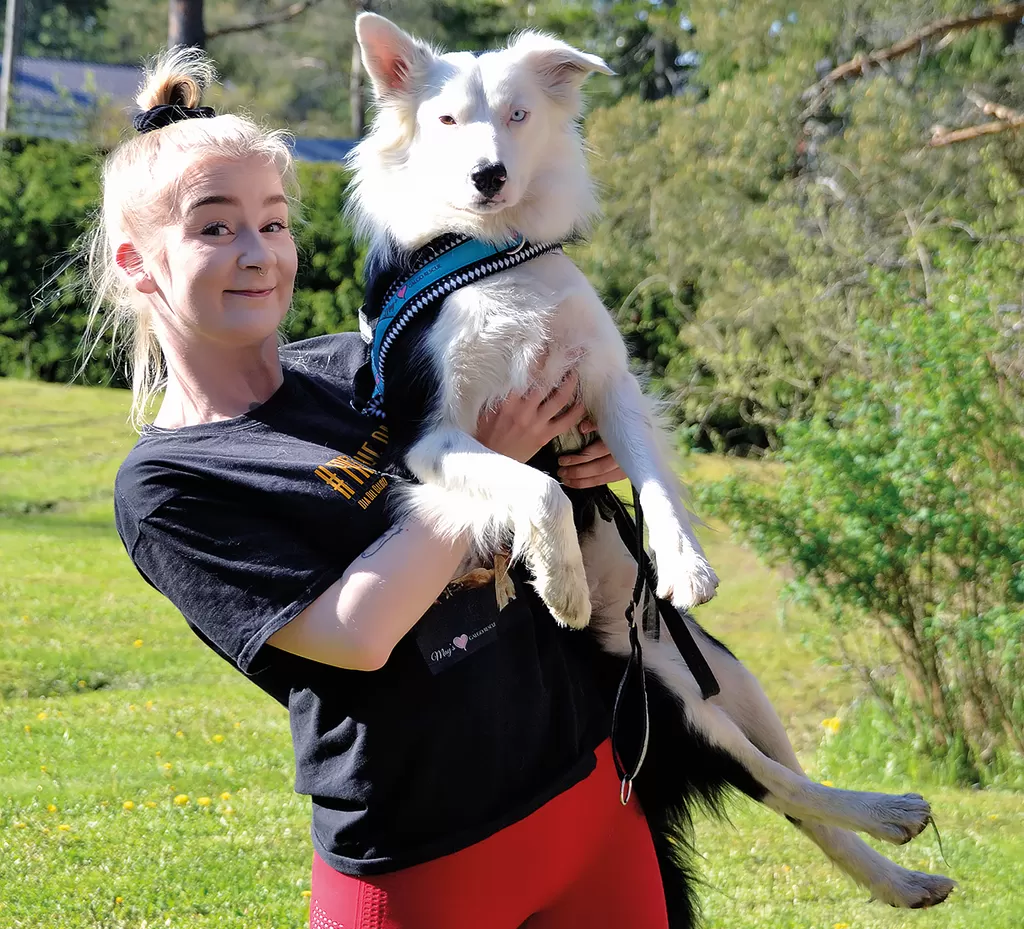 Omistaja Pia Kanerva nappasi syliinsä Suomen kauneimman Kille-koiran.