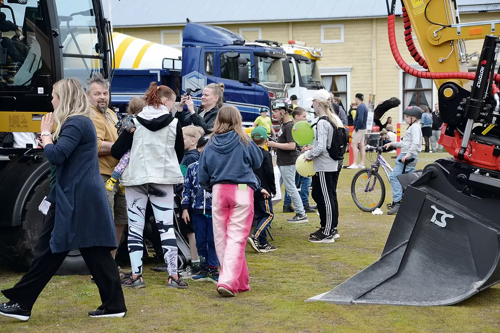 Kevätkarkeloissa oli nähtävillä muun muassa työkoneita.