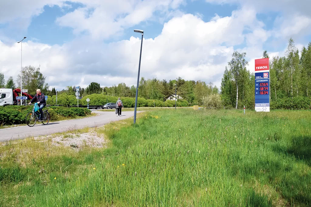Uusi viemärilinja on tulossa Teboilin mainostornin ja Lahdentien kevyen liikenteen väylän väliin.